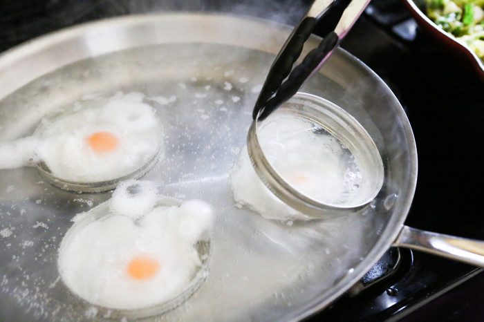 poached eggs with mason jar lids