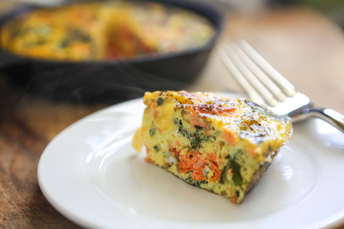 paleomg salmon frittata slice